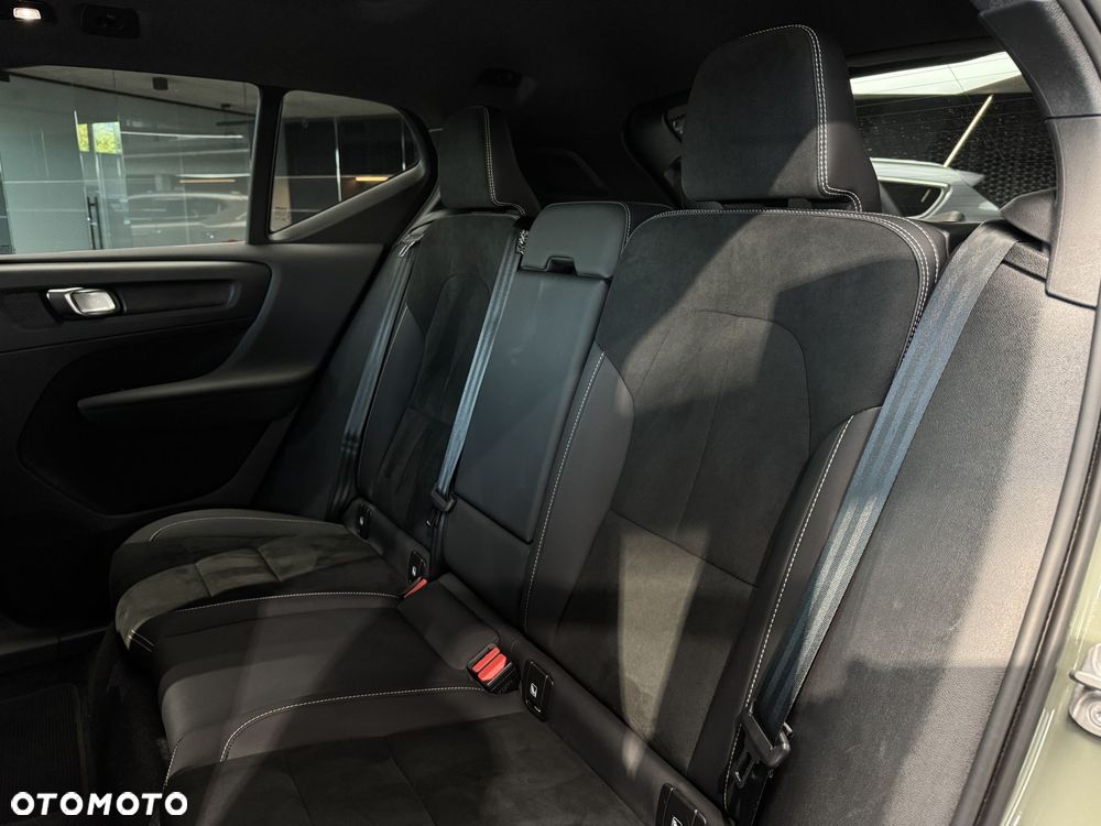 Volvo XC 40 B4 Plus Dark - 16