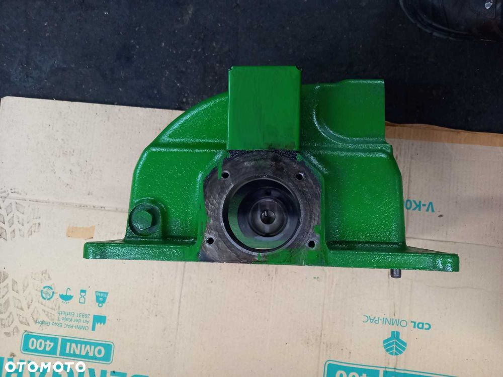 Przystawka przedniego napędu wałek kosz L221335 AL228193 L215480 L215753 John Deere 6250R - 4