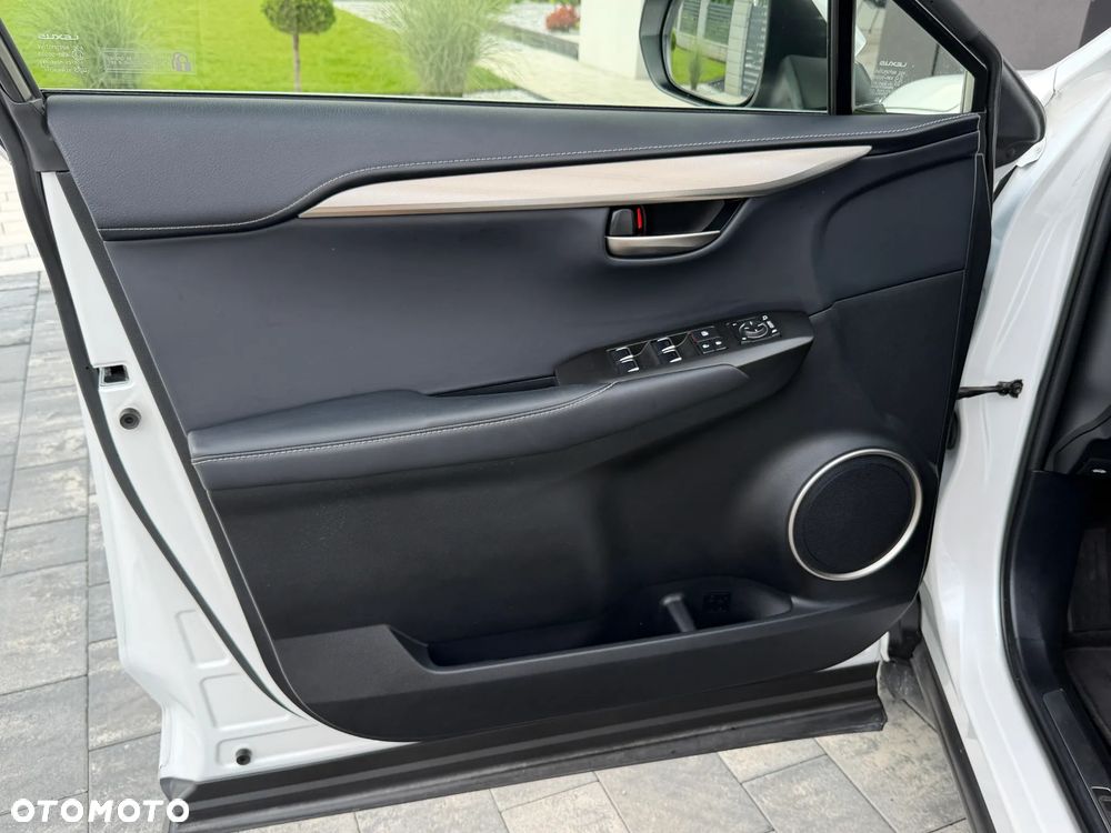 Lexus NX 300h Business Edition AWD - 31