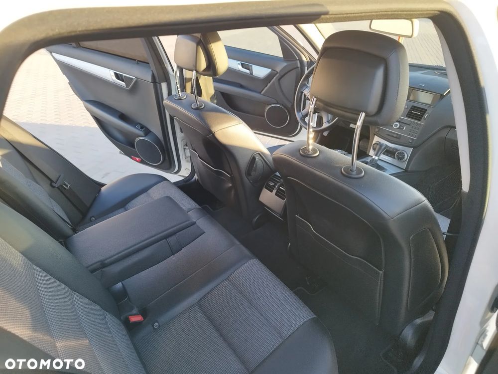 Mercedes-Benz Klasa C 180 CGI Automatik BlueEFFICIENCY Avantgarde - 14