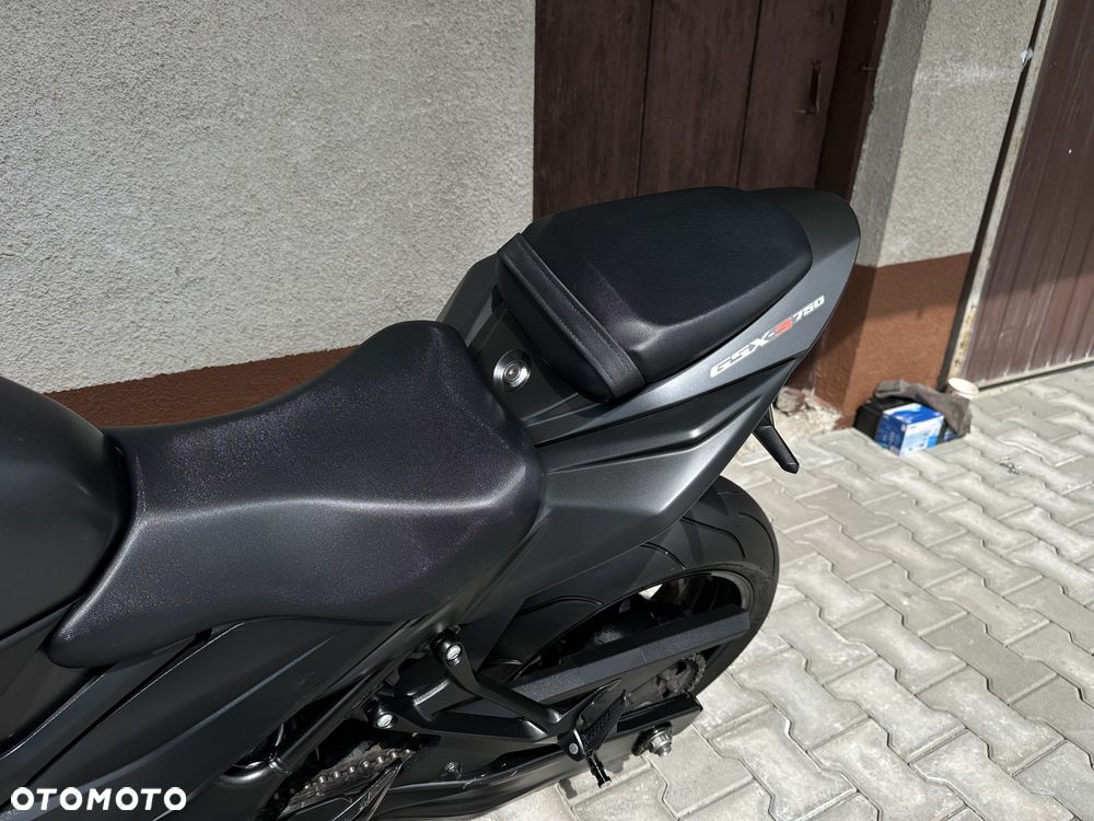 Suzuki GSX - 13