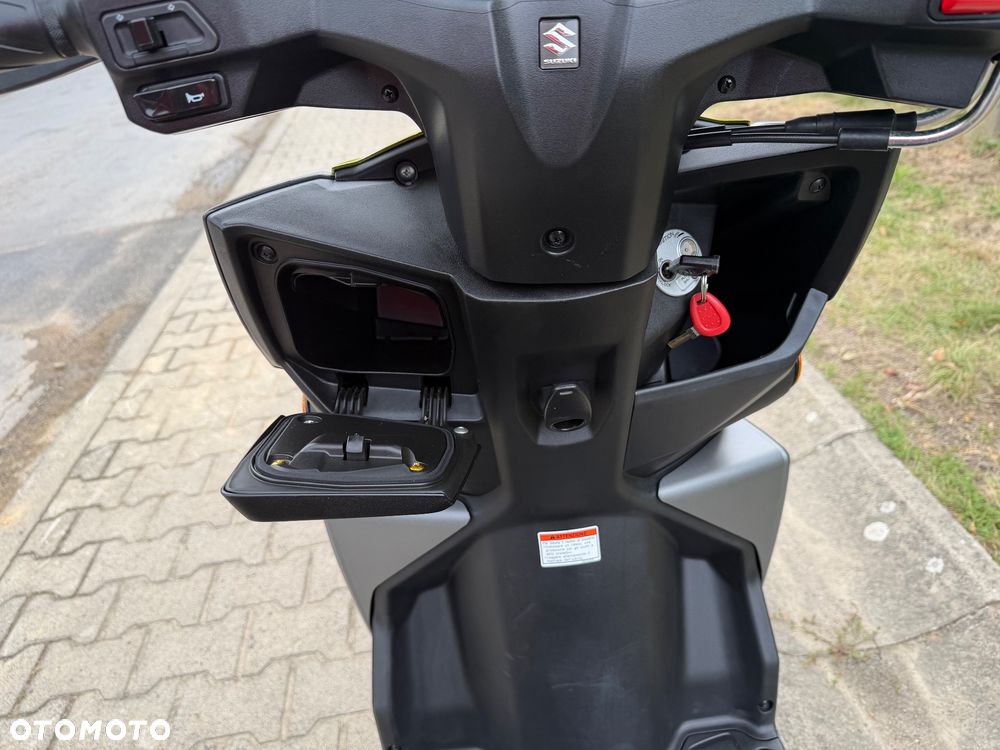 Suzuki Avenis - 16