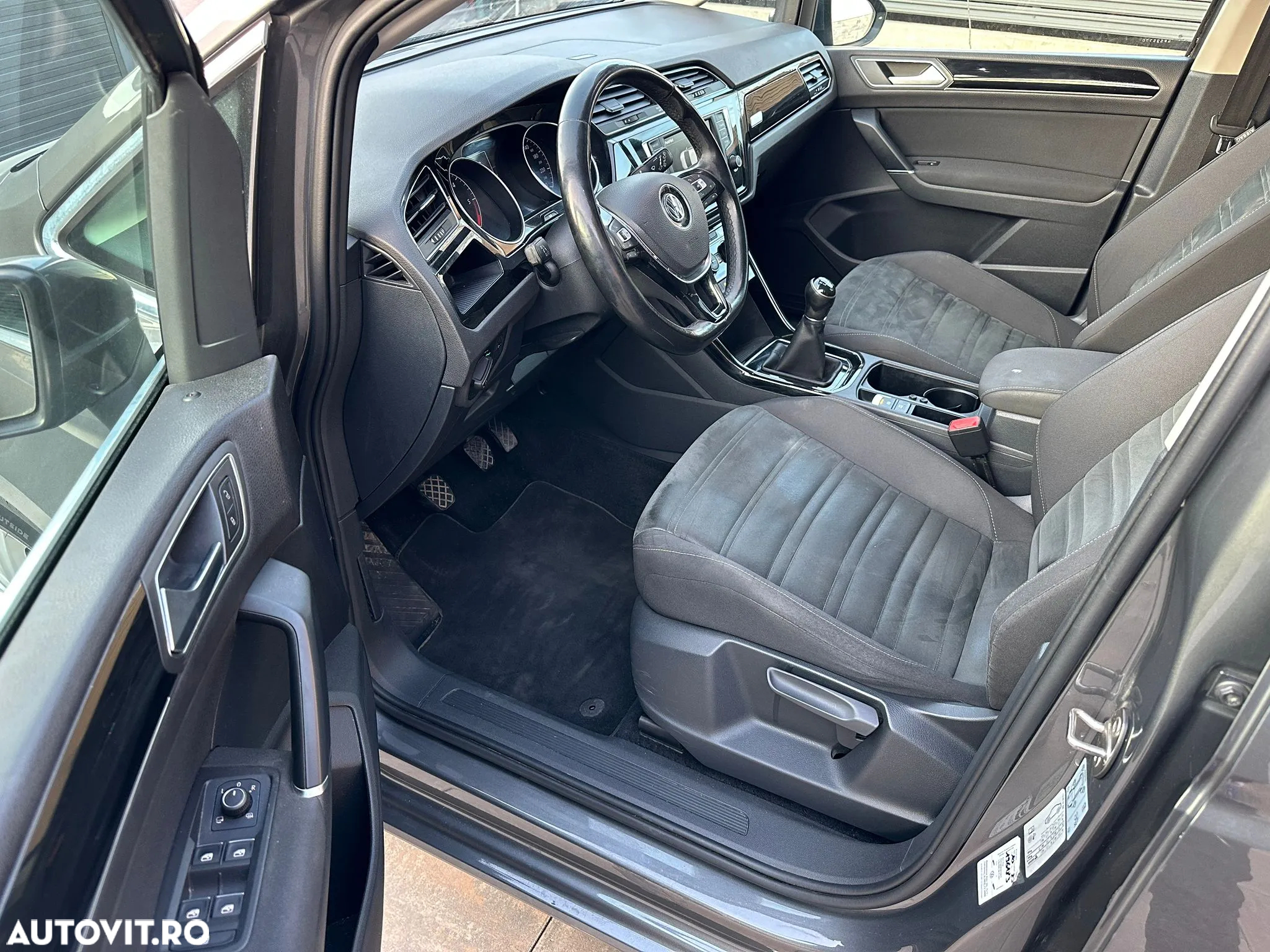 Volkswagen Touran 1.6 TDI SCR BlueMotion Technology Comfortline - 10