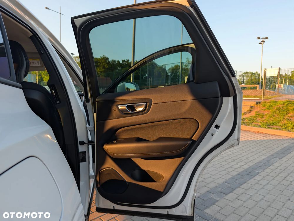 Volvo XC 60 B4 B Momentum - 8