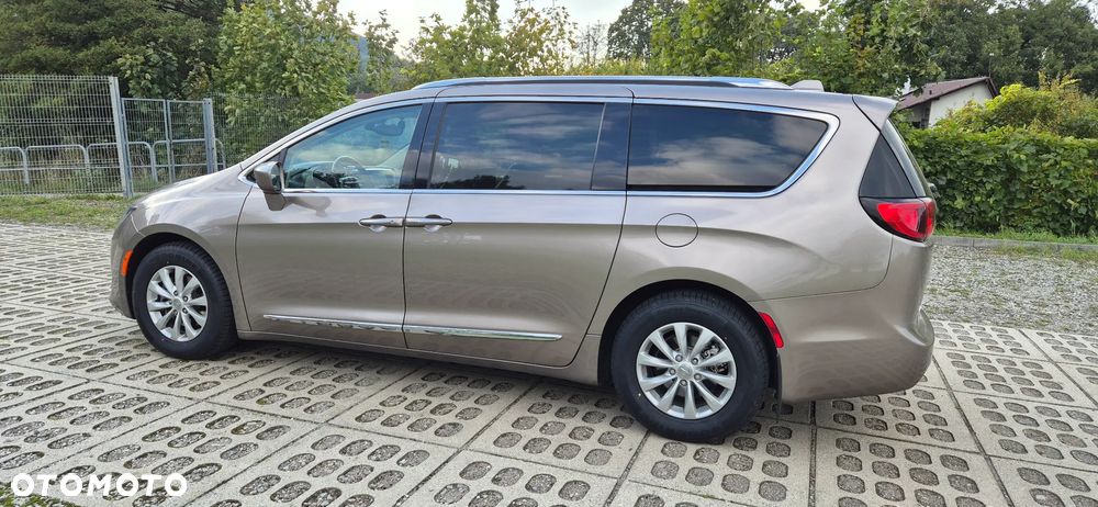 Chrysler Pacifica - 10