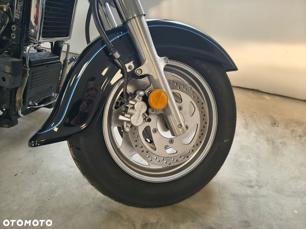 Suzuki Intruder - 13