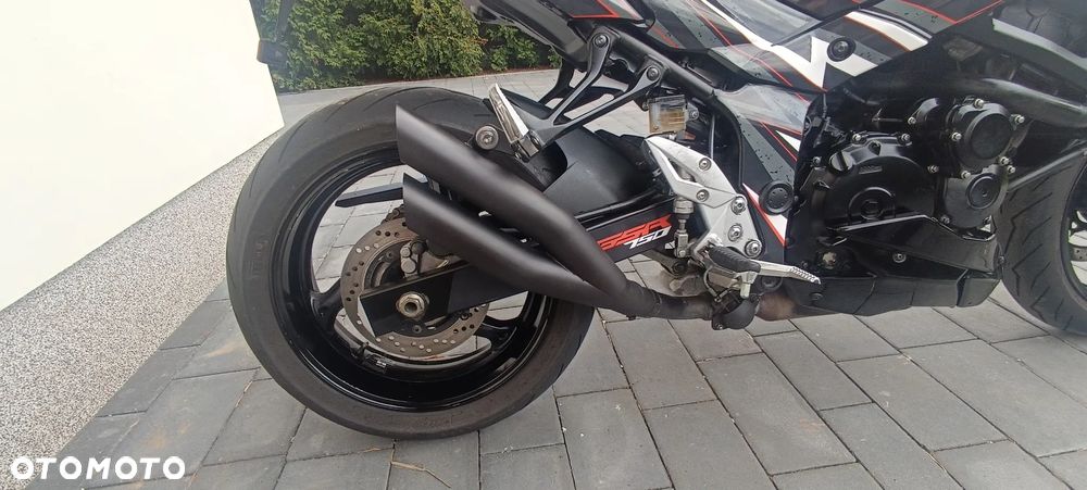 Suzuki GSR - 19