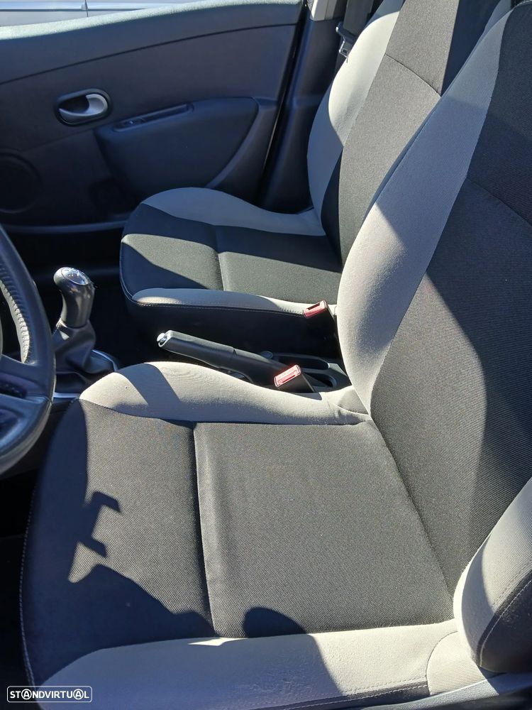 Renault Clio 1.2 16V Confort 130g - 12