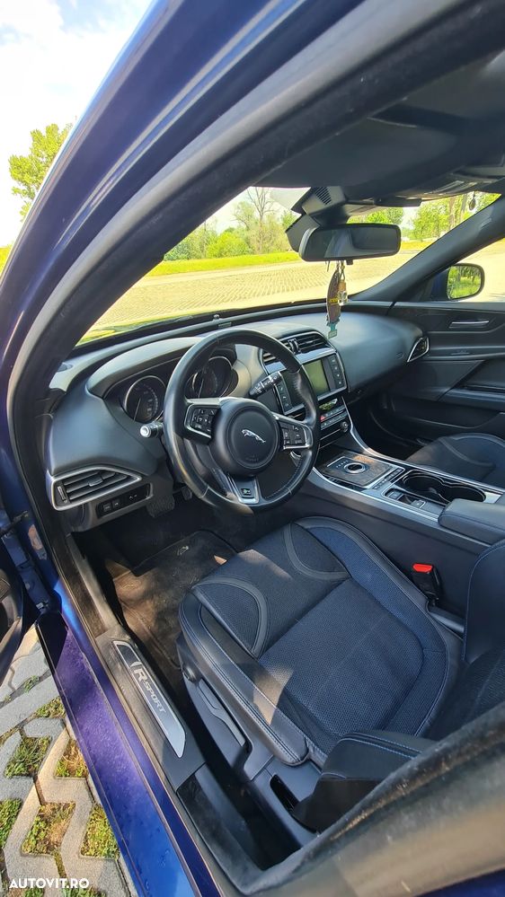 Jaguar XE 2.0 R-Sport - 18