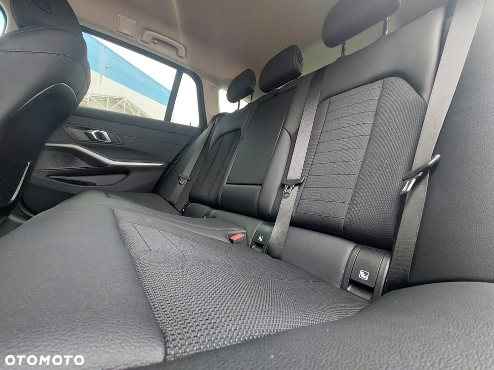 BMW Seria 3 318d Touring Sport Line - 21