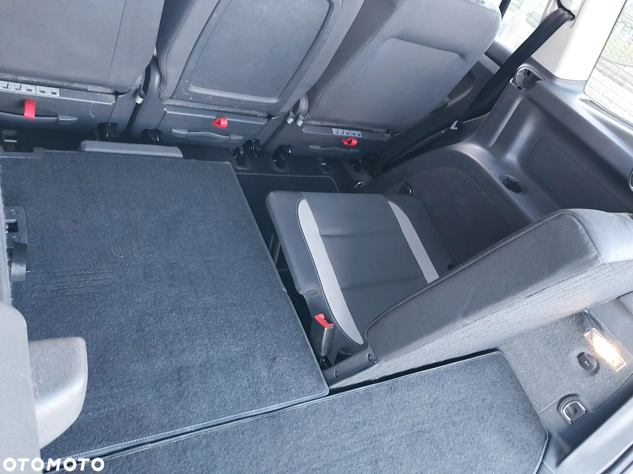 Volkswagen Touran 1.6 TDI DPF BlueMot Comfortline - 26