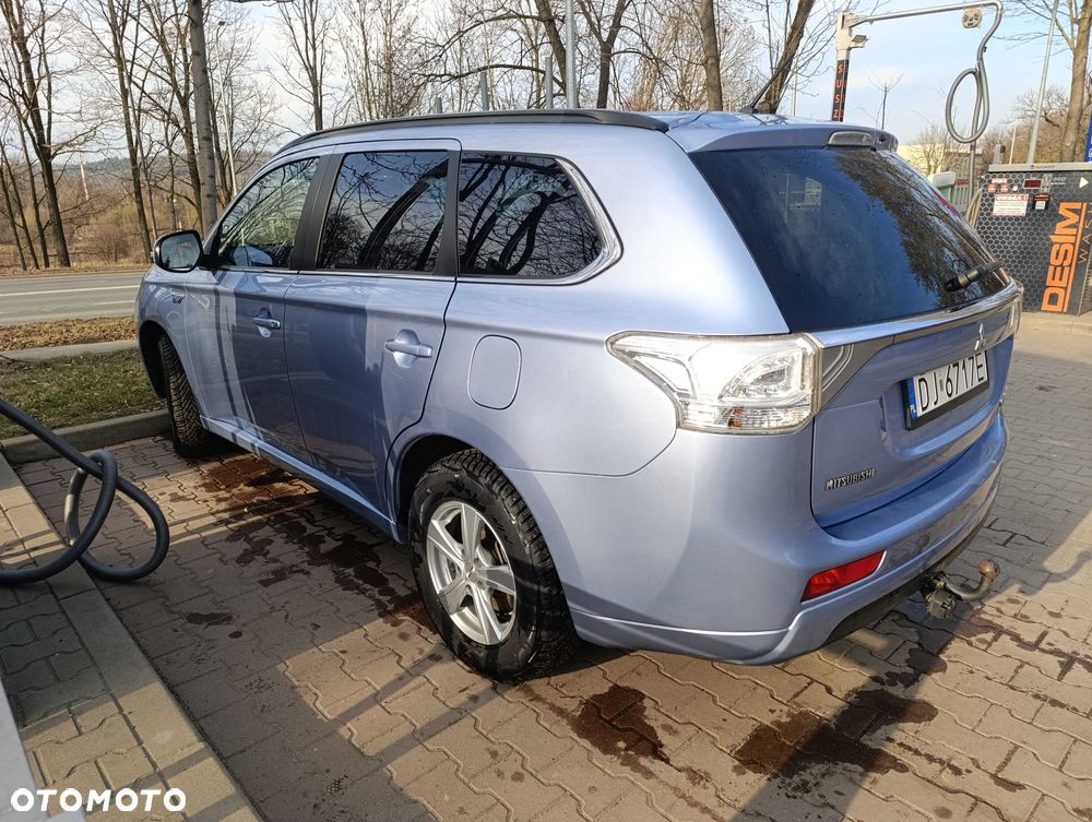 Mitsubishi Outlander - 2