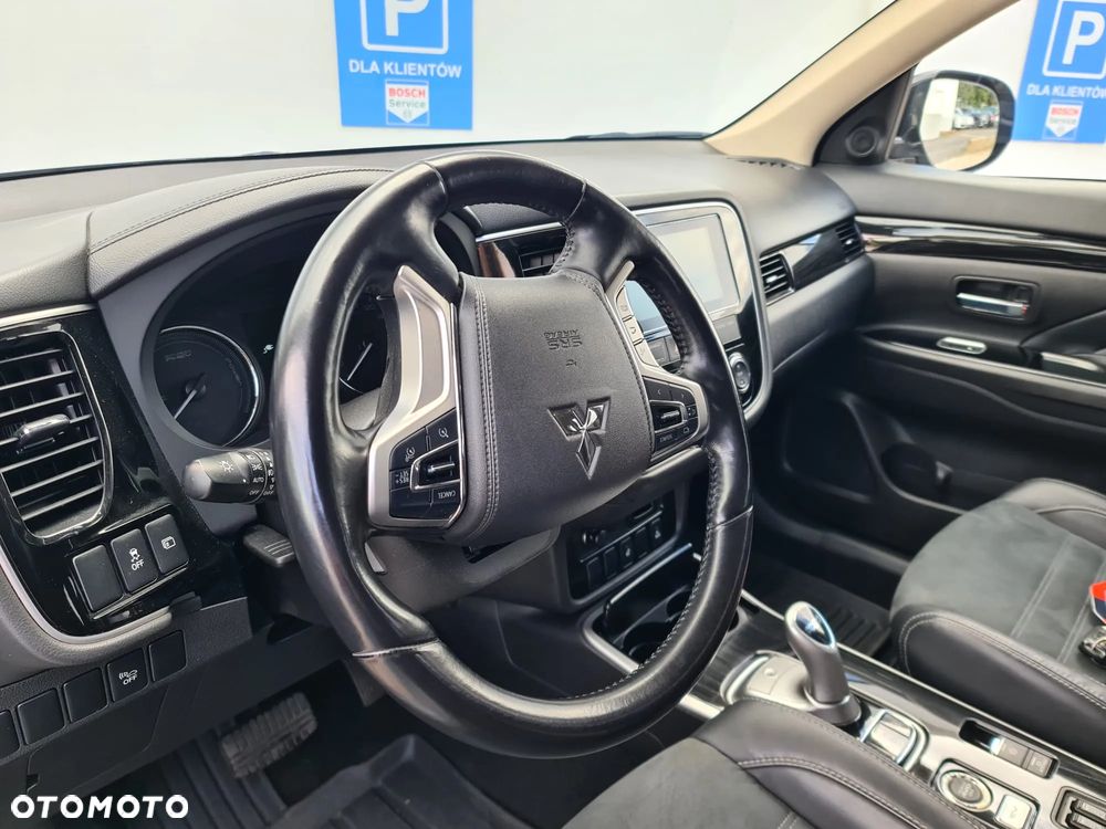 Mitsubishi Outlander 2.0 4WD Plug-In Hybrid Plus - 28