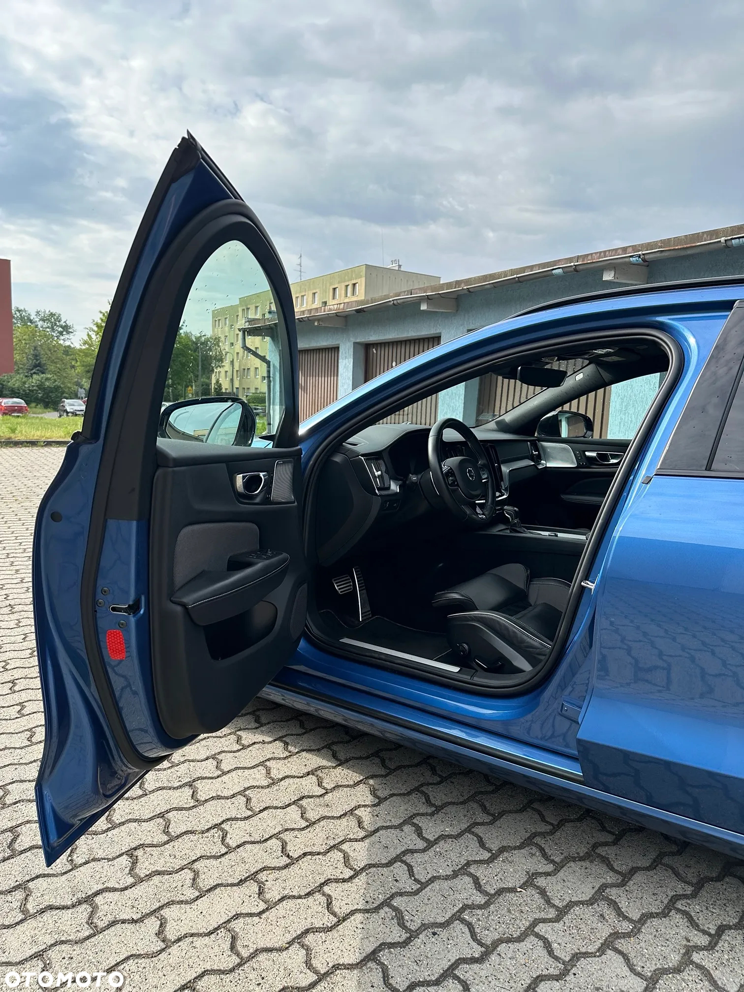 Volvo V60 D4 R-Design - 11