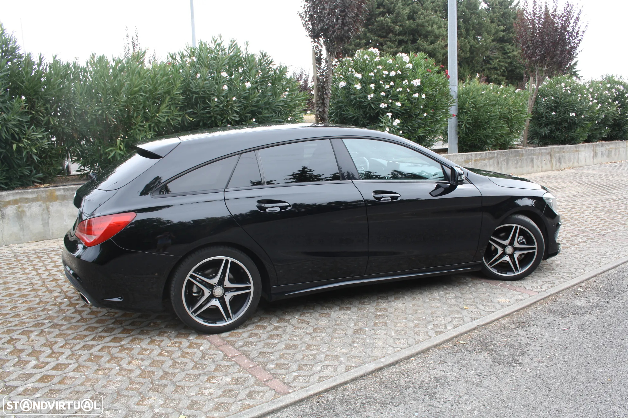 Mercedes-Benz CLA 180 d Shooting Brake AMG Line - 13