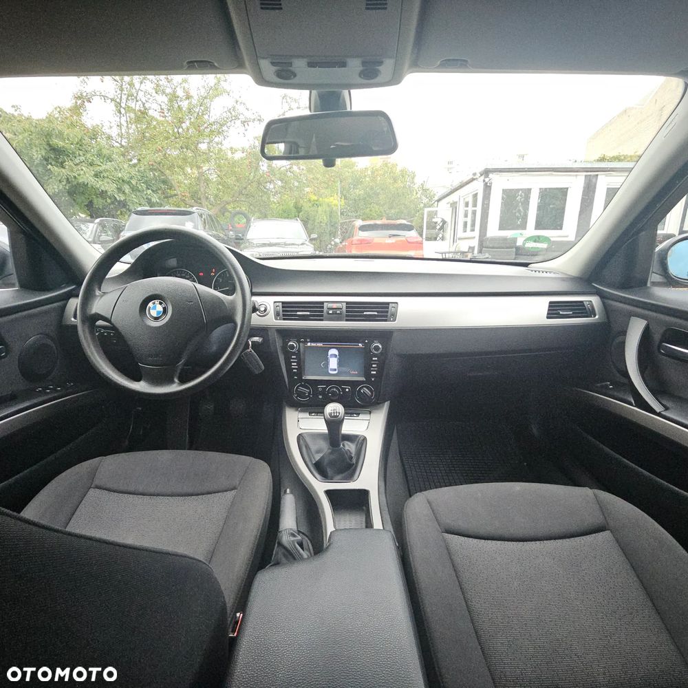 BMW Seria 3 318i Touring - 23