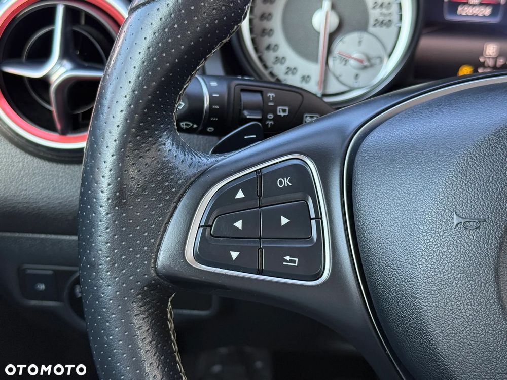 Mercedes-Benz GLA 180 7G-DCT - 26