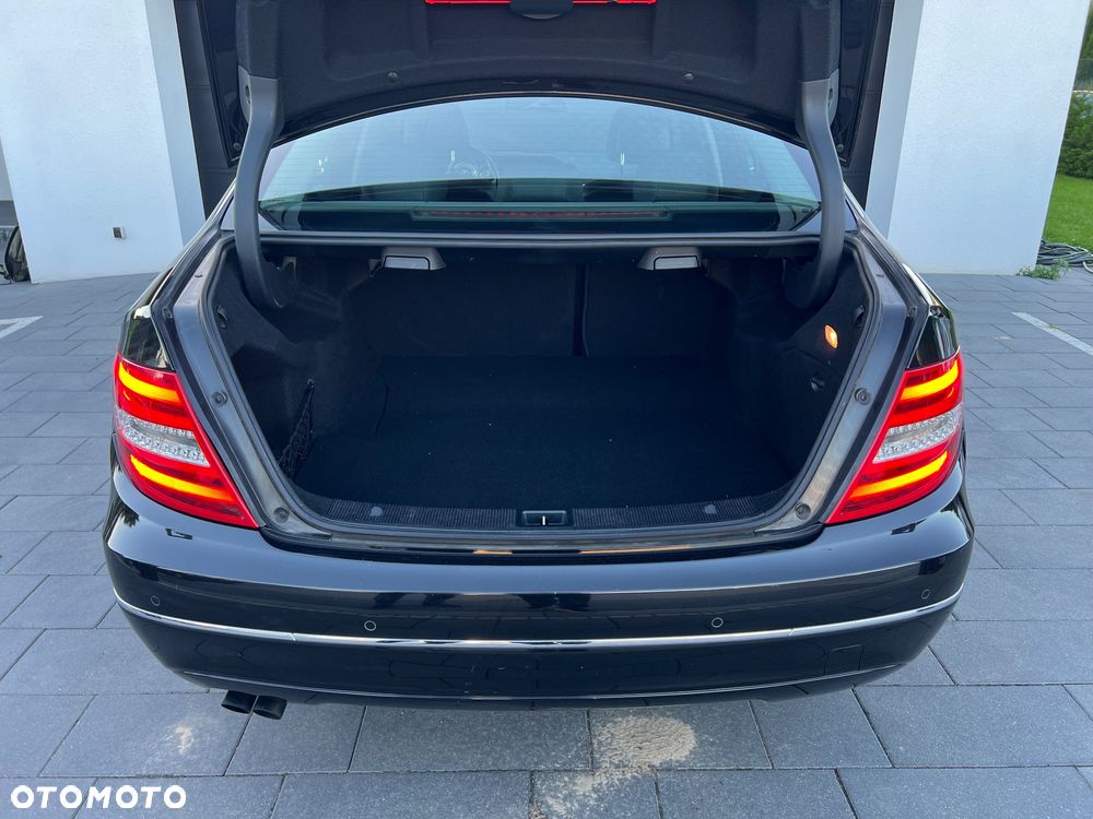 Mercedes-Benz Klasa C 180 CGI Automatik BlueEFFICIENCY Avantgarde - 33