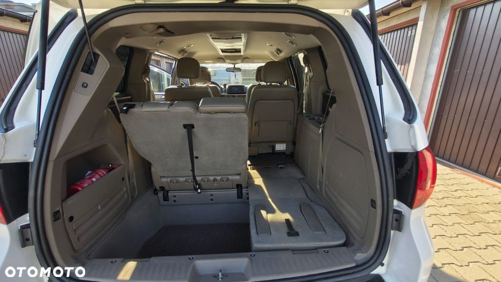 Volkswagen Routan - 5