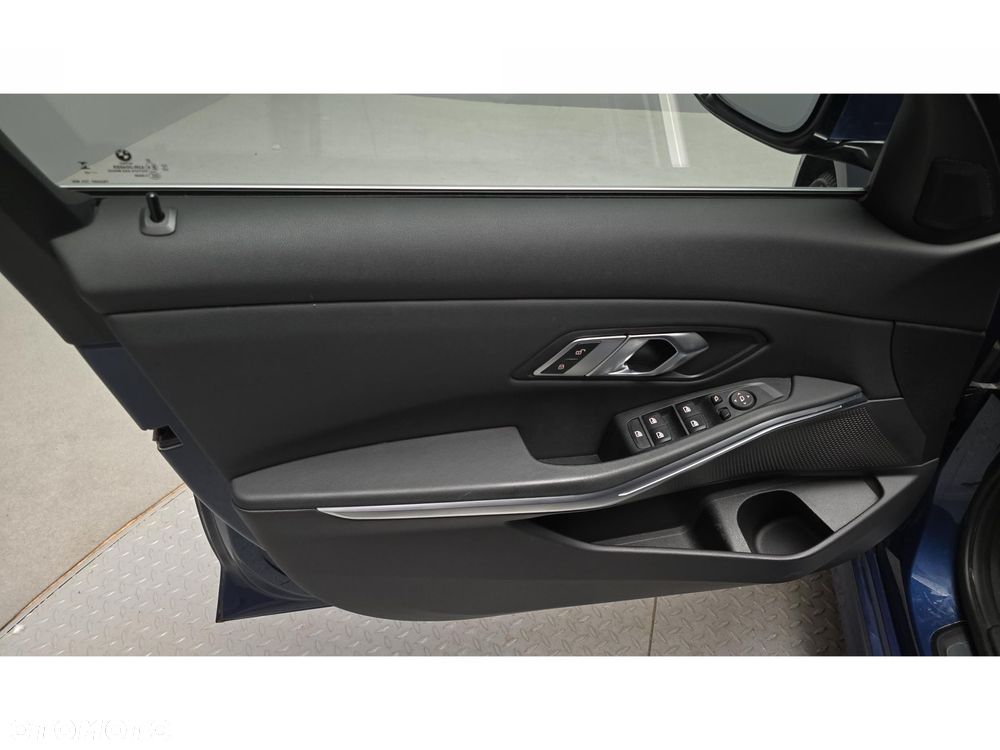 BMW Seria 3 320d xDrive - 17