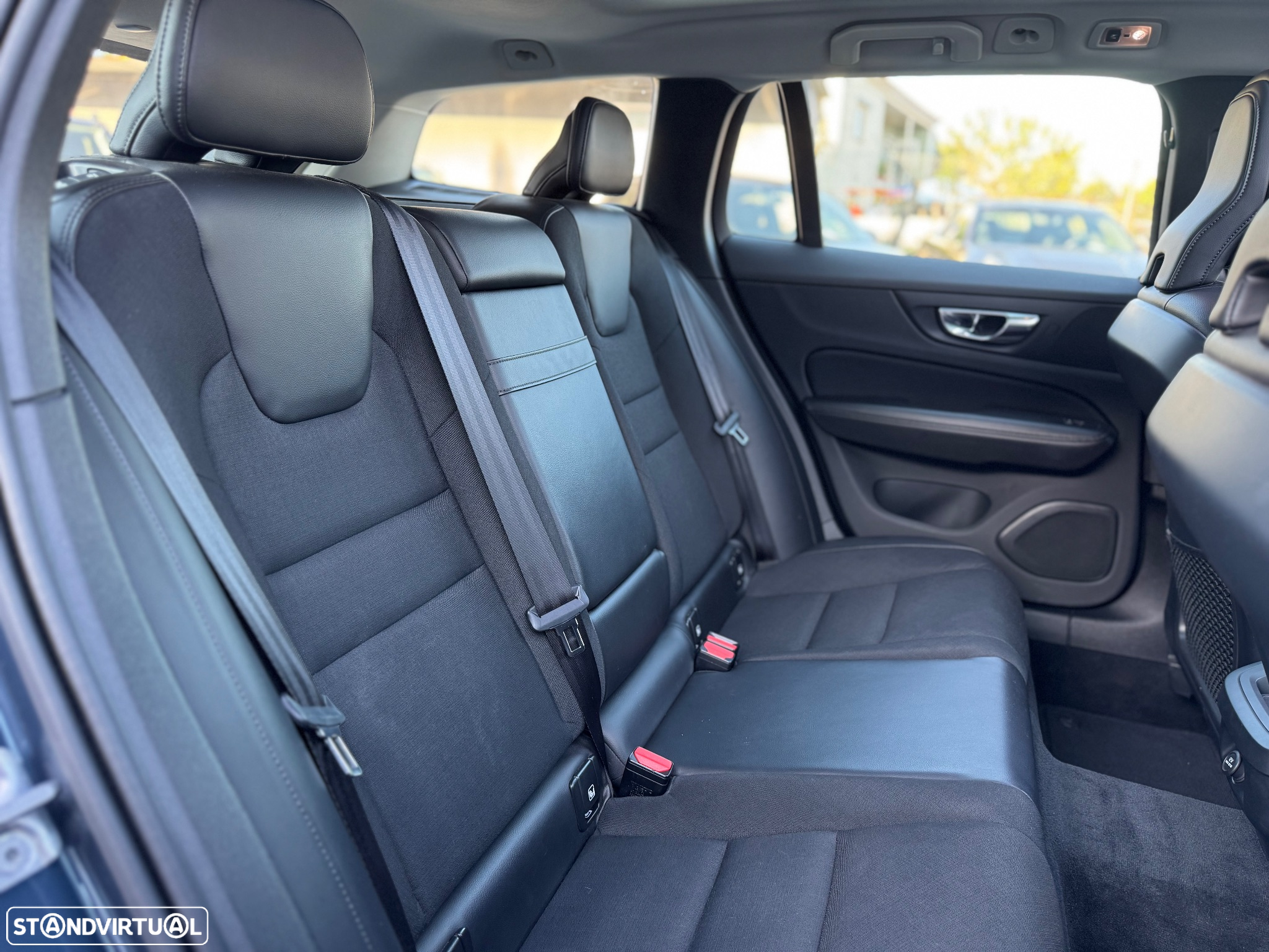Volvo V60 2.0 D3 Momentum Geartronic - 23