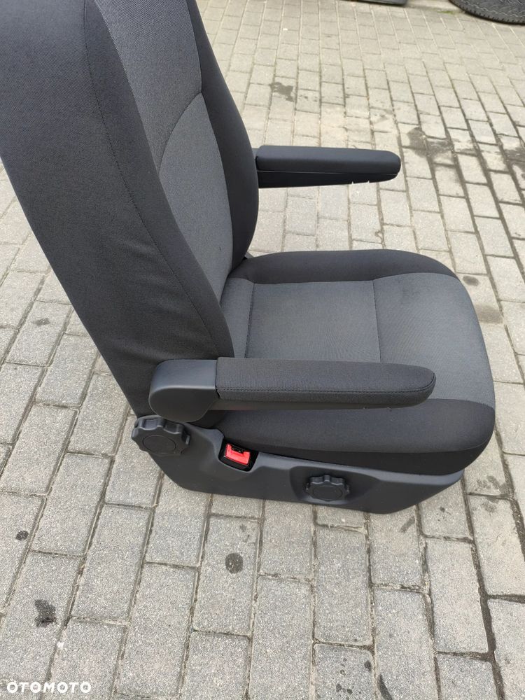 Fotel kierowcy z podłokietnikami VW T6 Austin - 5