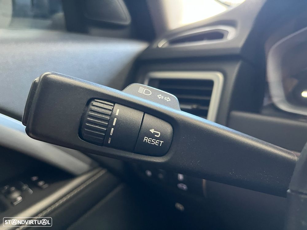 Volvo XC 70 2.0 D4 Momentum Geartronic - 32