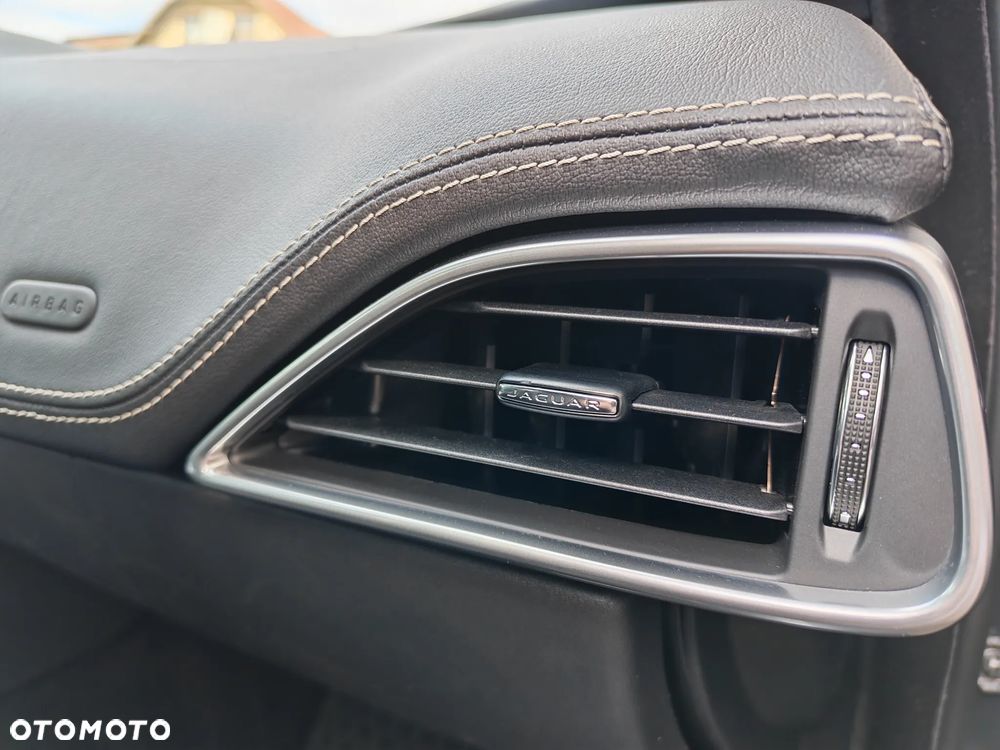 Jaguar XE 2.0 D180 AWD R-Dynamic SE - 15