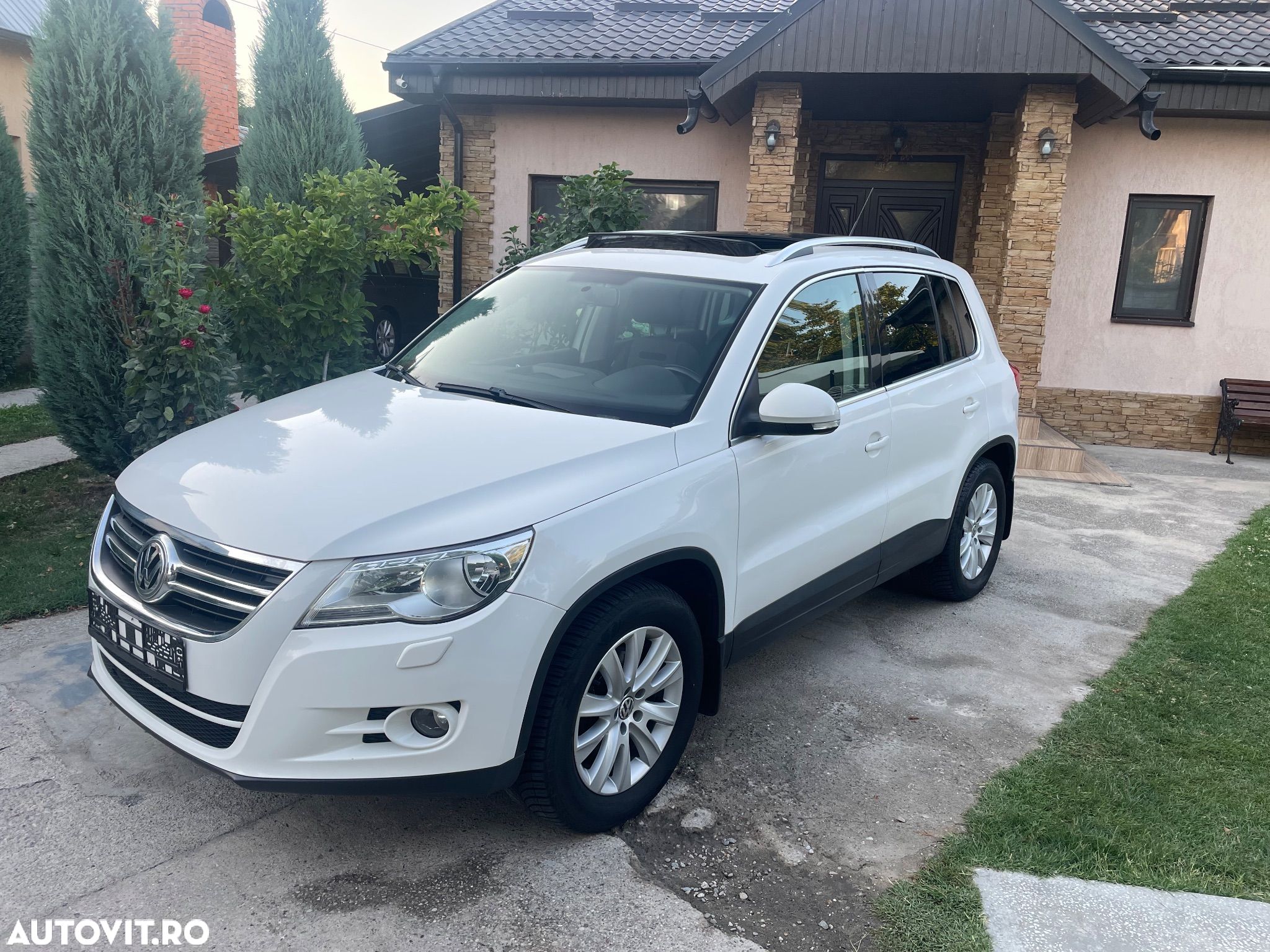 Volkswagen Tiguan - 1