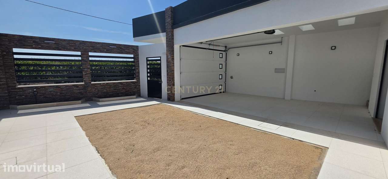 Moradia T3 totalmente remodelada em Azeitada, Benfica do Ribatejo - Grande imagem: 2/12