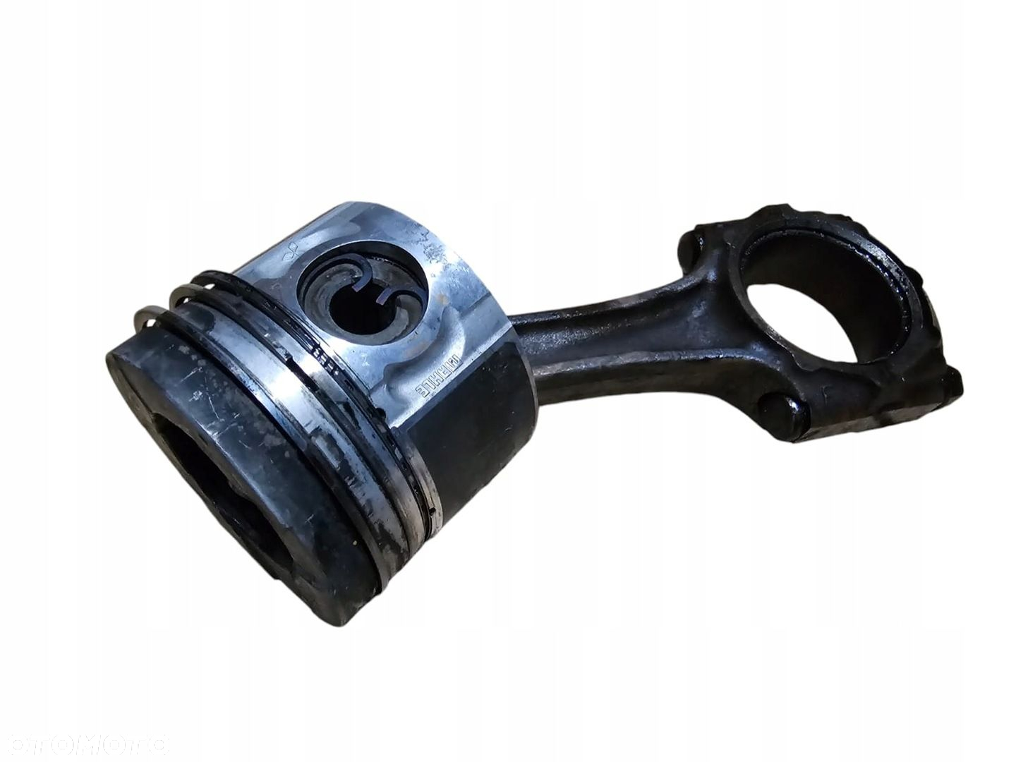 Tłok z korbowodem 2,5L Maxity Cabstar 07-23r - 2