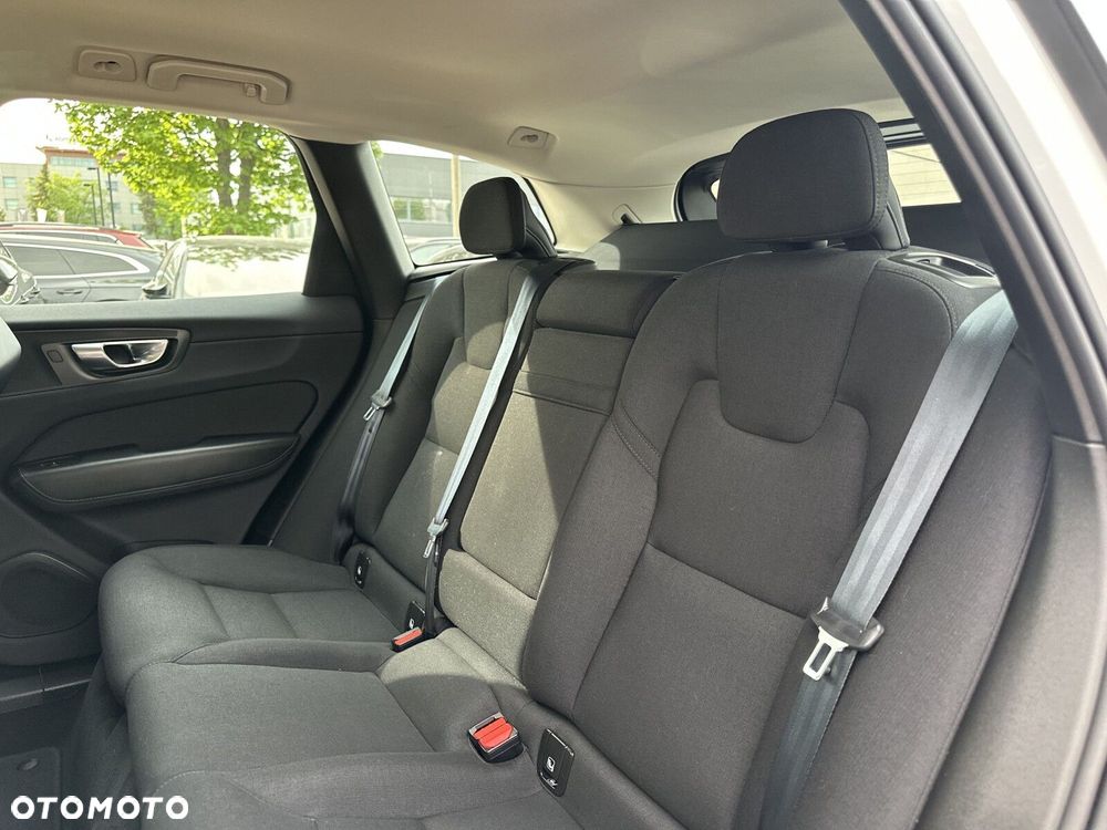 Volvo XC 60 B4 B Momentum - 32