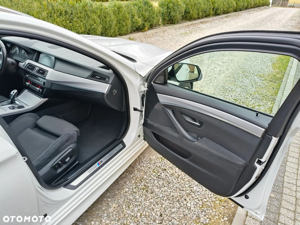 BMW Seria 5 525d xDrive - 28