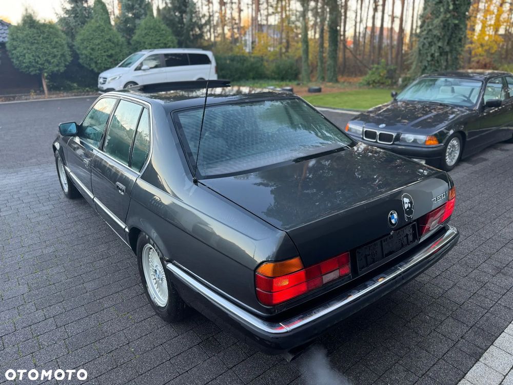 BMW Seria 7 750i - 8