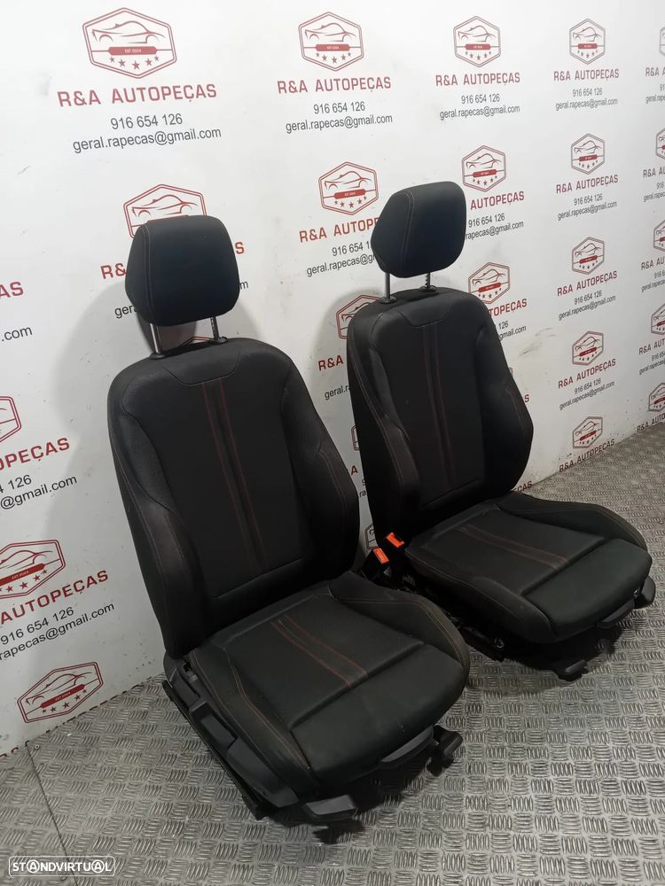 Conjunto de Bancos BMW Série 1 F20 LCI Sport em Tecido Costuras Vermelhas Original - 13