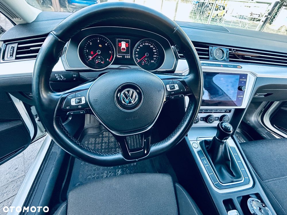 Volkswagen Passat - 11