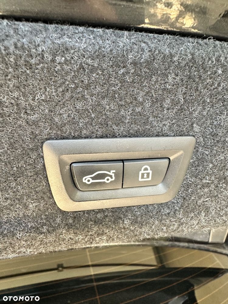 BMW Seria 3 330e M Sport - 22