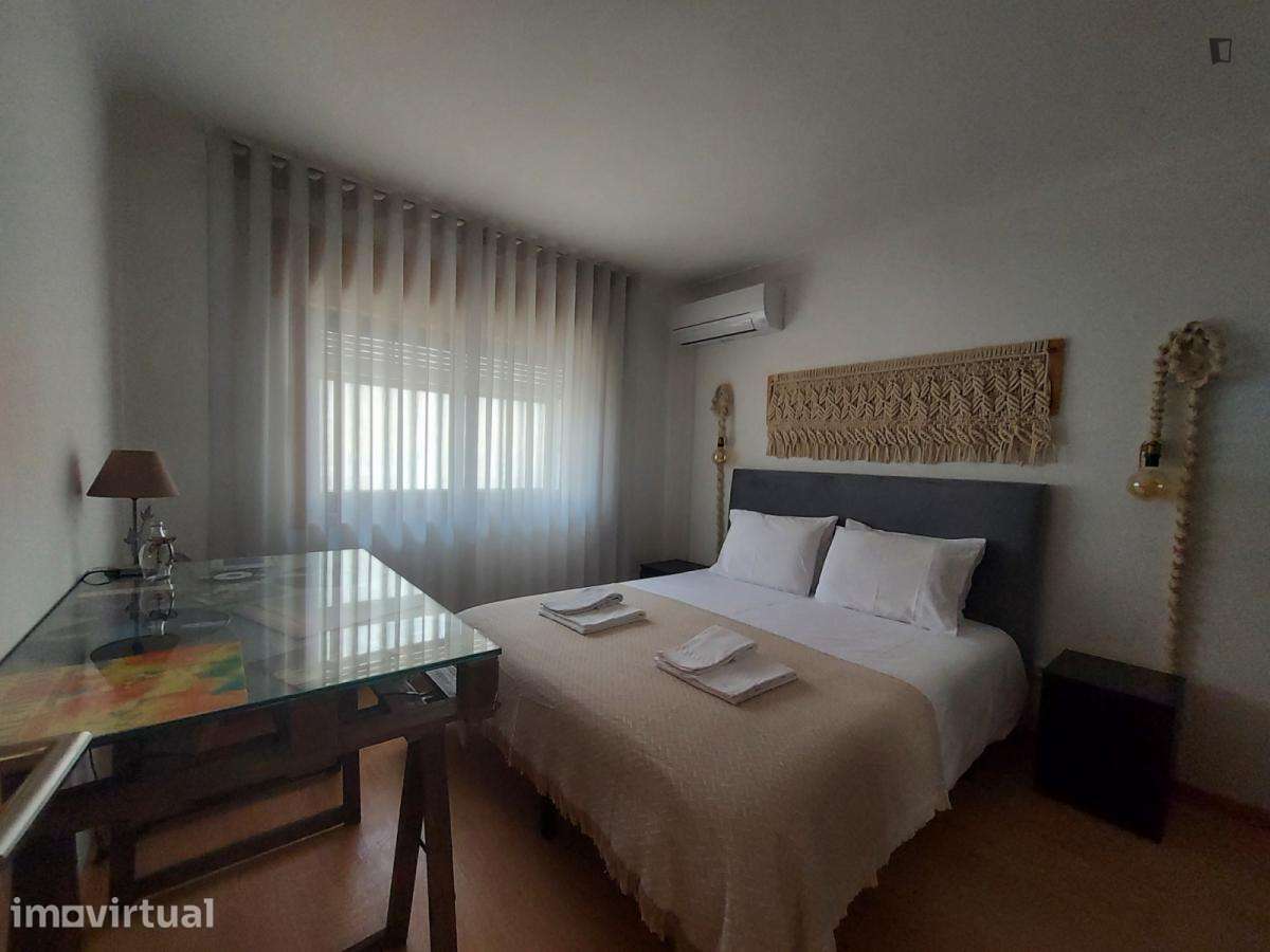 Quarto - localizado em Santa Marinha Porto - Grande imagem: 5/15