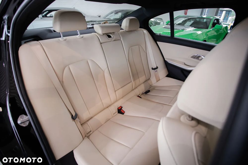 BMW Seria 3 330i xDrive - 14