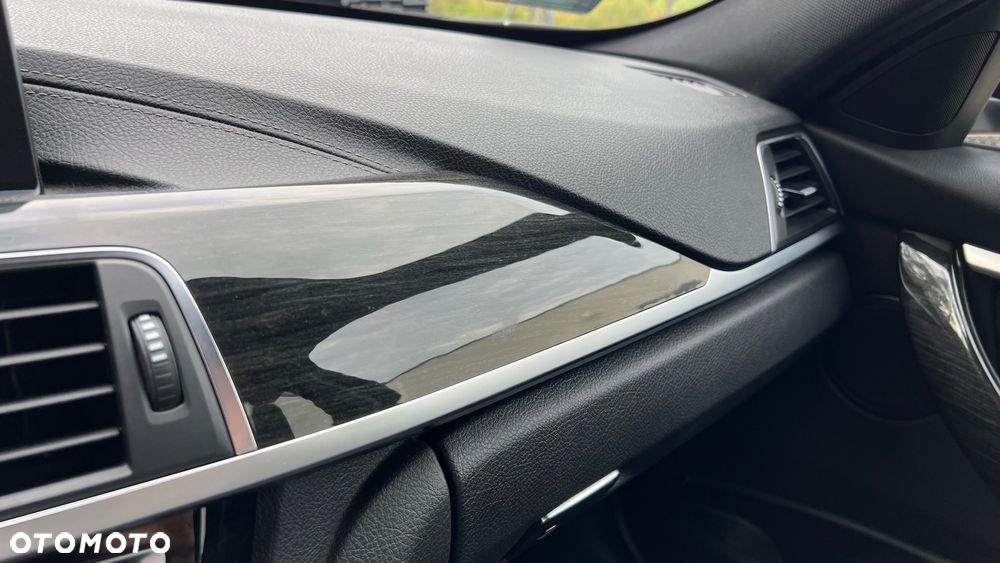 BMW Seria 3 330i Sport Line - 25