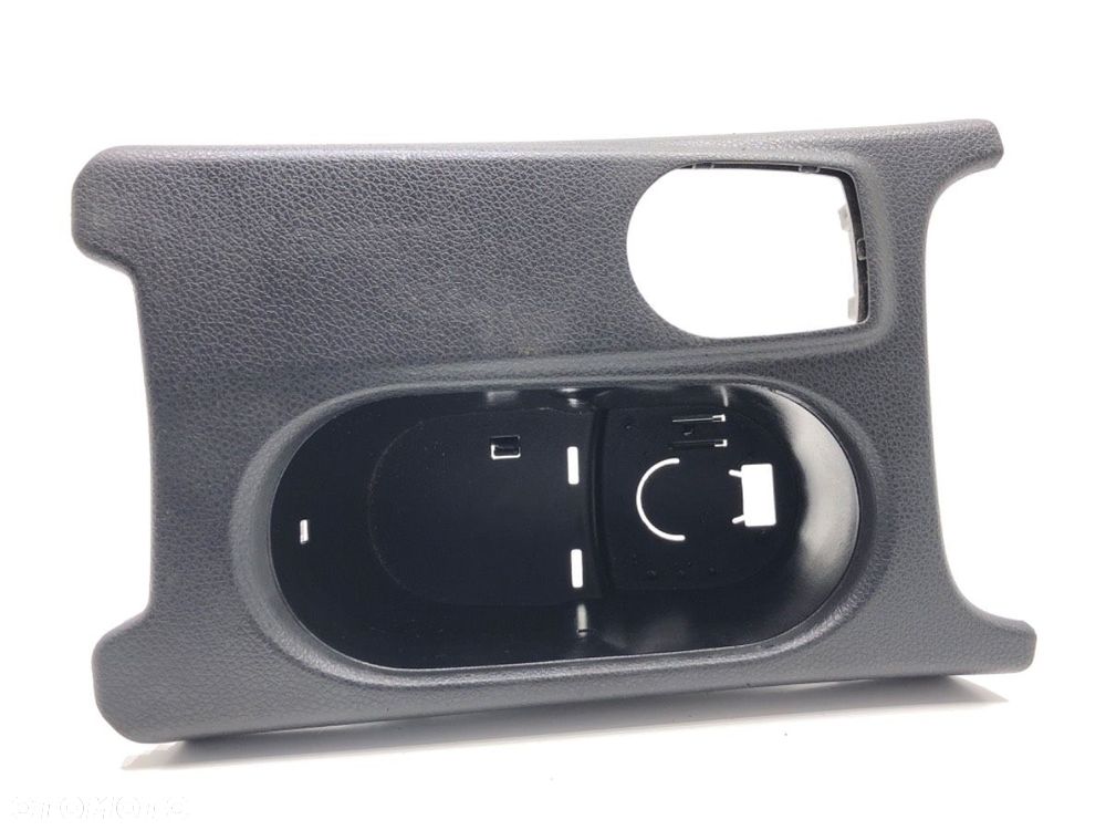 UCHWYT NA NAPOJE  MERCEDES-BENZ KLASA A (W176) 2012 - 2018 A 180 (176.042) 90 kW [122 KM] benzyna - 1