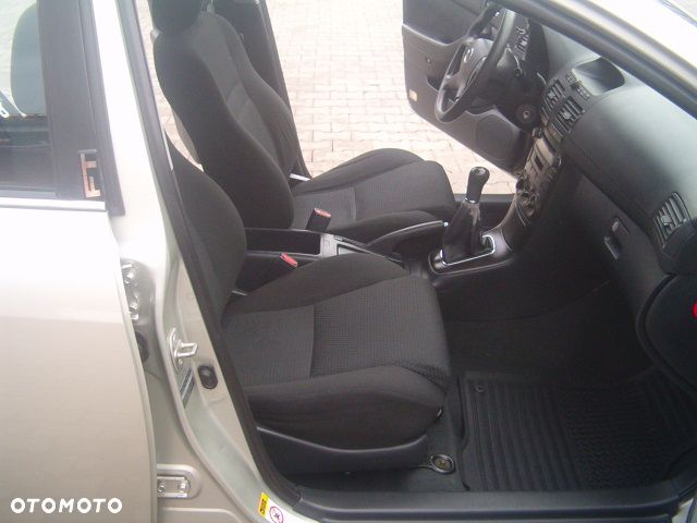 Toyota Avensis - 18
