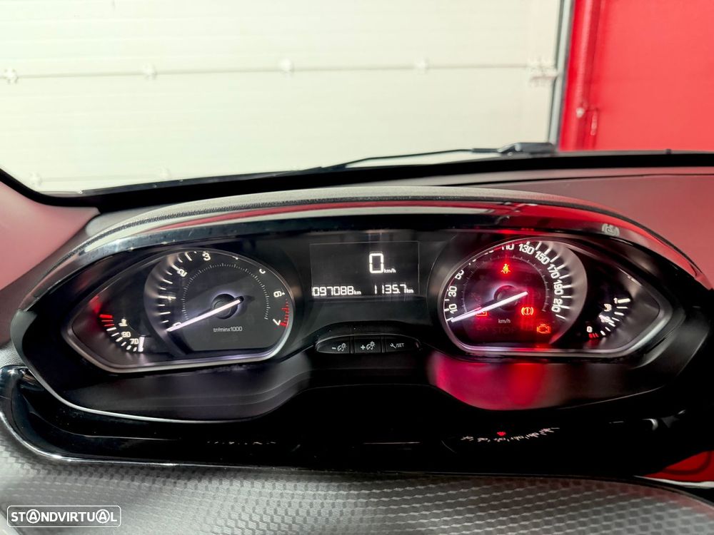 Peugeot 208 1.2 PureTech Style - 21