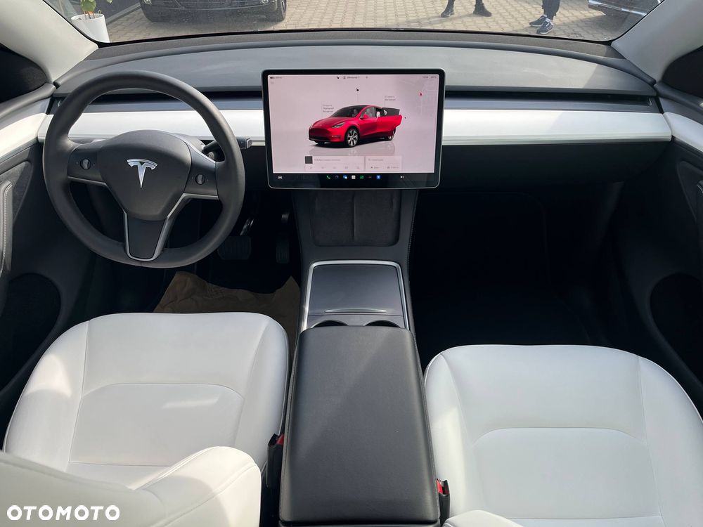 Tesla Y Long Range AWD - 8