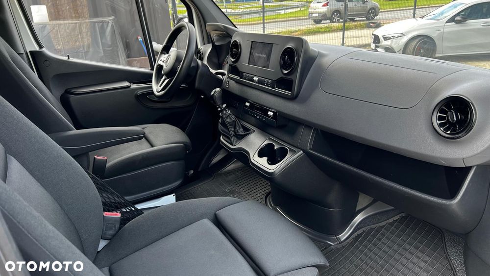 Mercedes-Benz Sprinter 319 - 12
