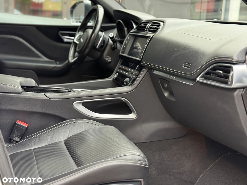 Jaguar F-Pace 20d AWD R-Sport - 35