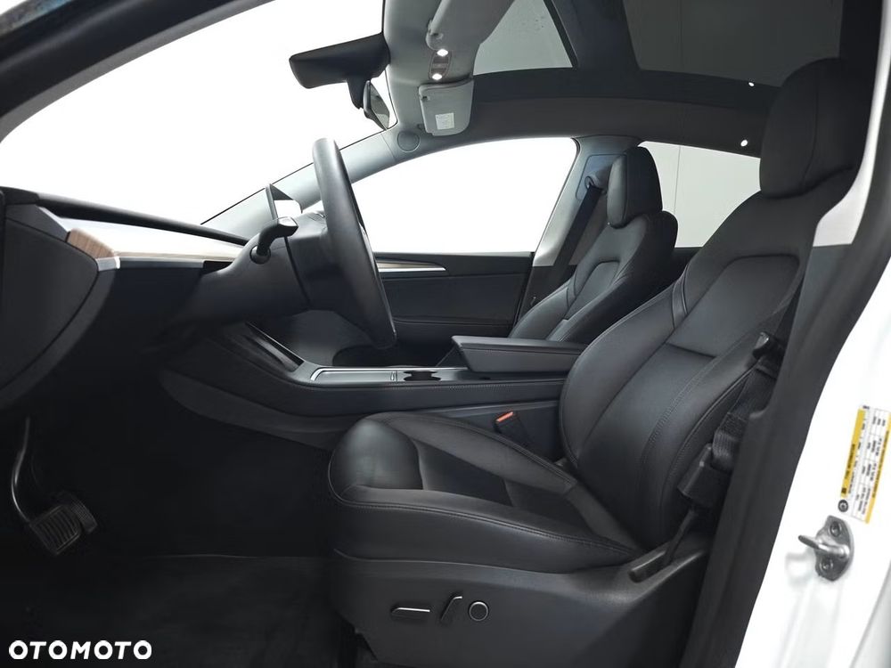 Tesla Model Y Long Range AWD - 17