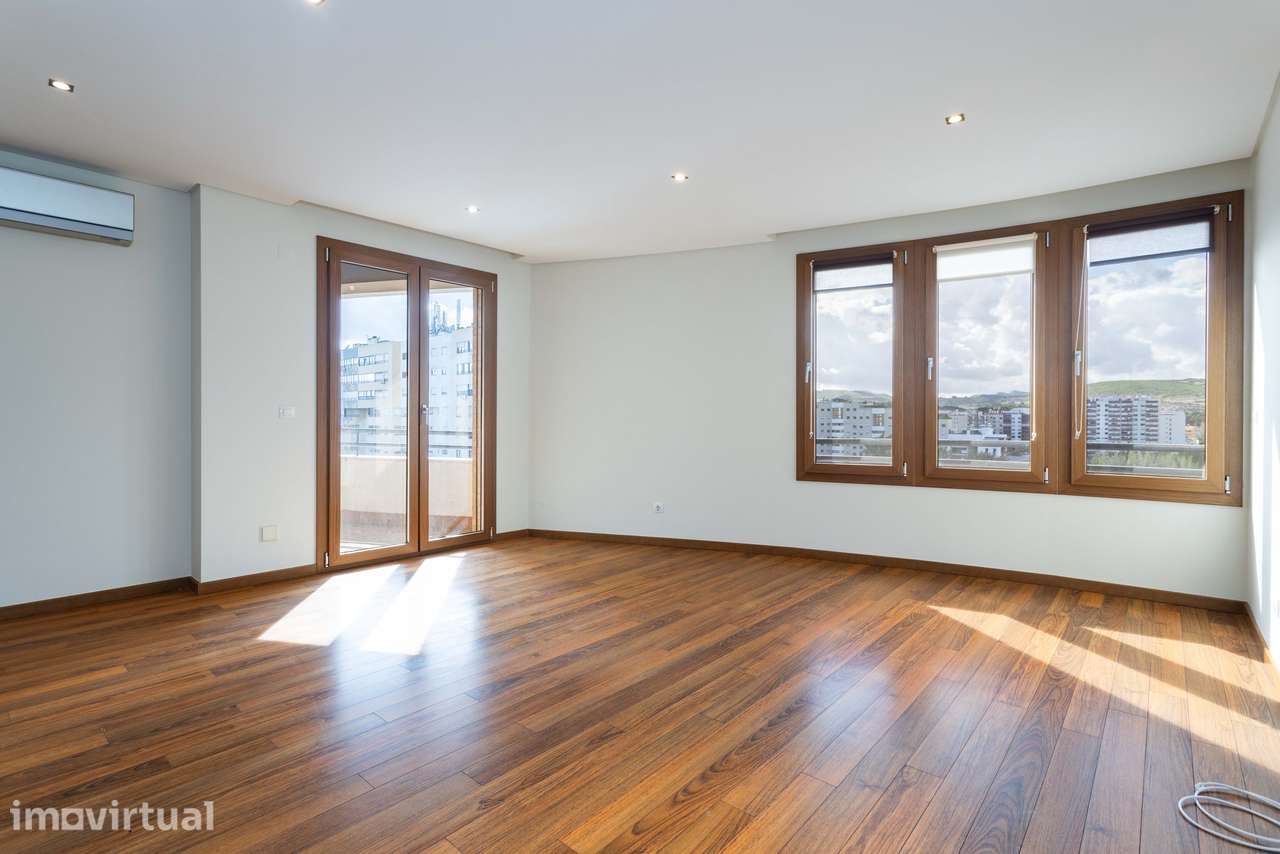 Apartamento T2 com 136 m², Varandas e Excelente Arrumação para Arrenda - Grande imagem: 2/42