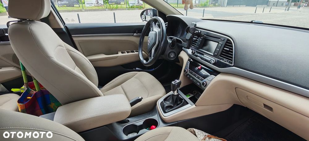Hyundai Elantra 1.6 Comfort - 3