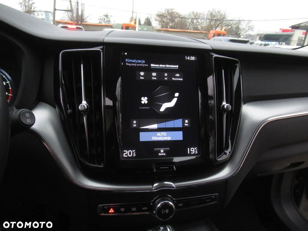 Volvo XC 60 T4 Momentum Pro - 25